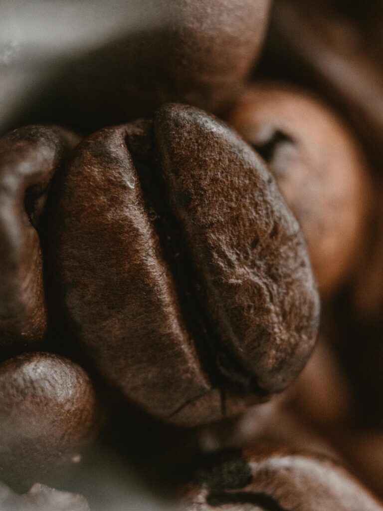 Grains de café torréfiés en gros plan