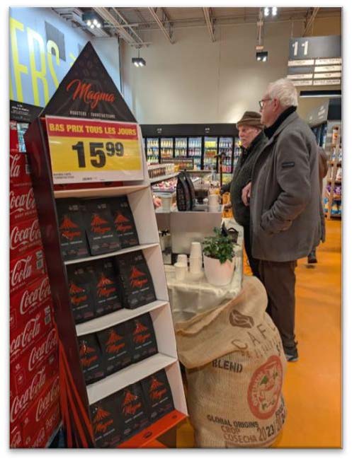 Présentoir de cafés Magma dans une épicerie